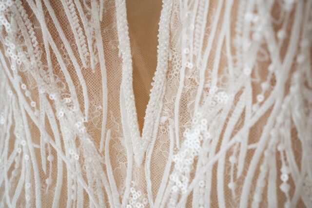 Verliebt in diese Details 🥰 Mal was anderes als Blümchenspitze :) 
Schleier & Kleid @sayjess_deinbrautladen 
Schuhe @rainbowclubuk
~
www.kupferkind.de 
~
#hochzeitsfotograf #weddingphotographer  #gettingready #gettingreadydarmstadt #hochzeitsfotografgiessen
#hochzeitgießen
#hochzeitdarmstadt #brautkleidgießen #hochzeitskleid #brautschuherainbow