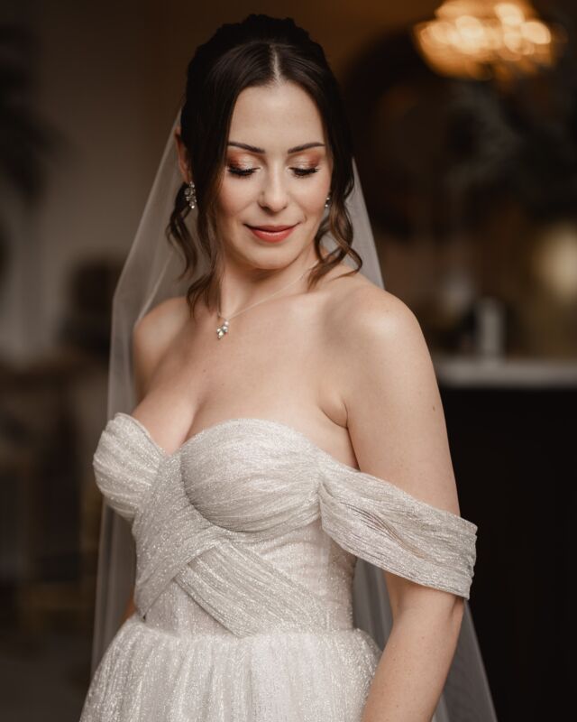 Winterhochzeit ✨ Content Day
Ein paar Eindrücke von diesem schönen Tag! 🥰 Es folgen noch mehr. Ich muss sagen, ich hab jetzt richtig Lust auf Winterhochzeiten. ❄️
Ich wünsche euch allen schöne Weihnachten 🎄❤️
Dankeschön an alle Mitwirkenden für eure tolle Arbeit 🤗
Workshop: @tina_roesler
Location: @la_vette_eventlocation
Dekoration: @herzsprung_eventdesign
Flowers: @blumenundmehr_manufaktur
Styling: @sabrina_kinzer_makeupandhair 
Papeterie: @zweiklein
Kleid: @nastasjagebert
Schmuck: @perlenbraeute
Ringe: @verspoor_trauringe
Musik: @kappundchino
Bestuhlung: @vonott.de
Hochzeitspaar: @nic.cath & @to__bster 
#christmaswedding #winterwedding #winterhochzeit #christmastime #weddingphotography #hochzeitsfoto #hochzeitskleid #winterhochzeitsinspiration #weddinginspiration #paarshooting #hochzeitspaar #gettingready #hochzeitsfotografin #fotografiehessen #hochzeitsfotografinfrankfurt #hochzeitsfotografingießen #contentday #hochzeitsdienstleister #hochzeitsdeko #hochzeitspapeterie